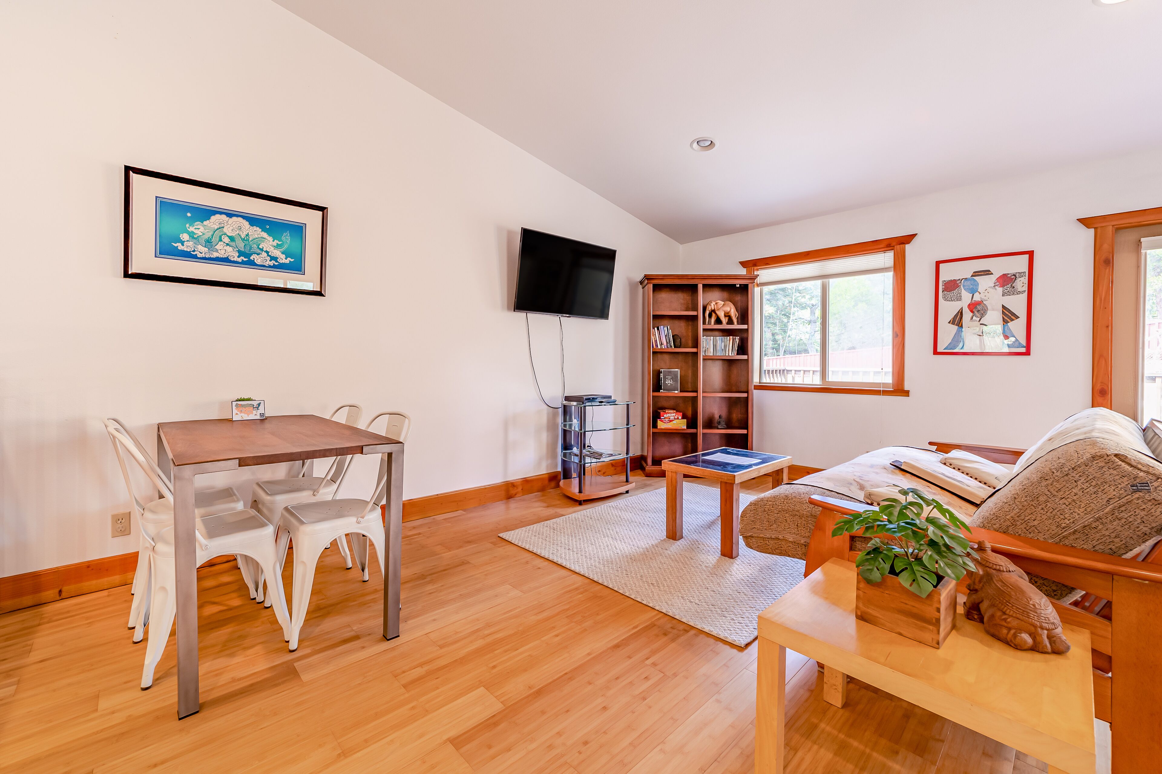 Tranquil dog-friendly studio with a private balcony, grill, & outdoor tub