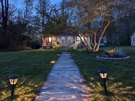 施設の敷地. New! Relaxing Agrihood Bungalow Getaway-Fireplace/WiFi