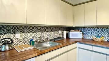 Een koelkast, een magnetron, een oven, een kookplaat