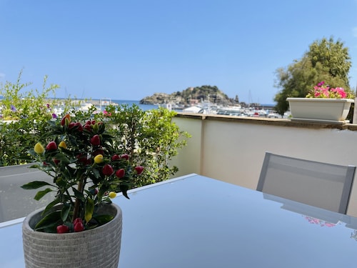 Elegant and bright apartment with terrace on the waterfront of Aci Trezza