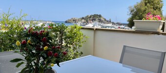 Elegante e luminoso appartamento con terrazza sul lungomare di Aci Trezza