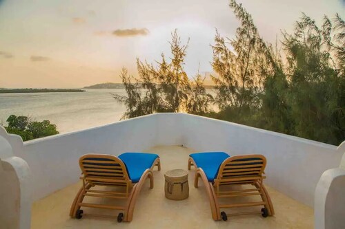 Exclusive Waterfront Private Villa - Manda Island