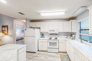 Refrigerador, microondas, horno y parrilla de estufa 