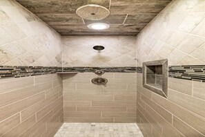 Duschwanne, Haartrockner, Handtücher, Toilettenpapier