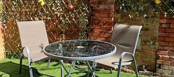 1 Bedroom apartment with a 5 minute walk into the town. Enclosed garden.