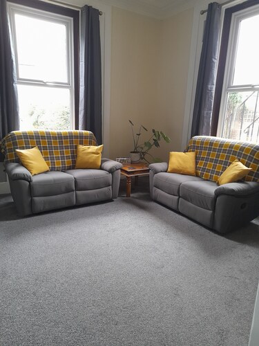 1 Bedroom apartment with a 5 minute walk into the town. Enclosed garden.