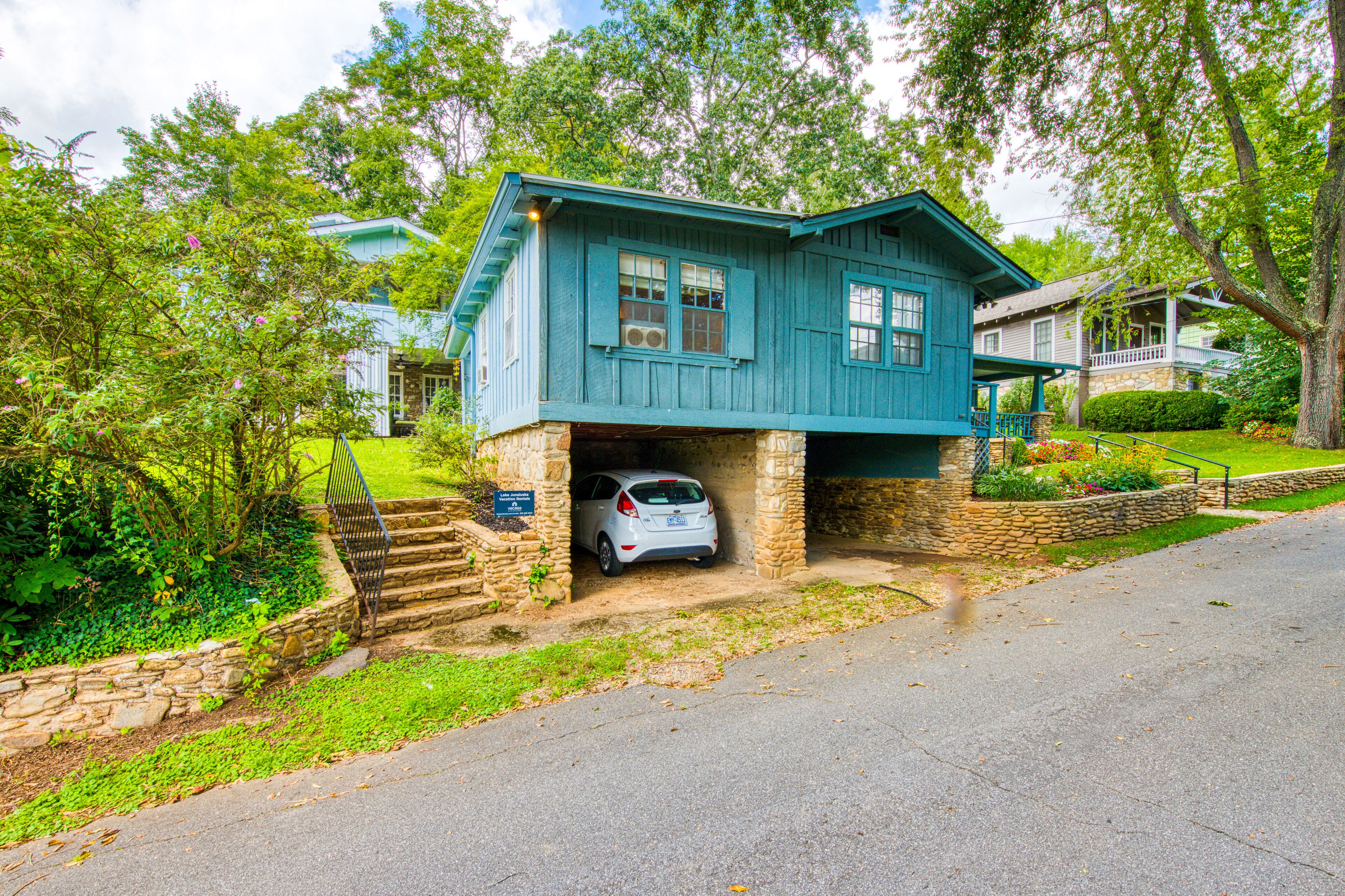 Intimate, dog-friendly getaway with a kitchenette, porch, outdoor pool, & tennis