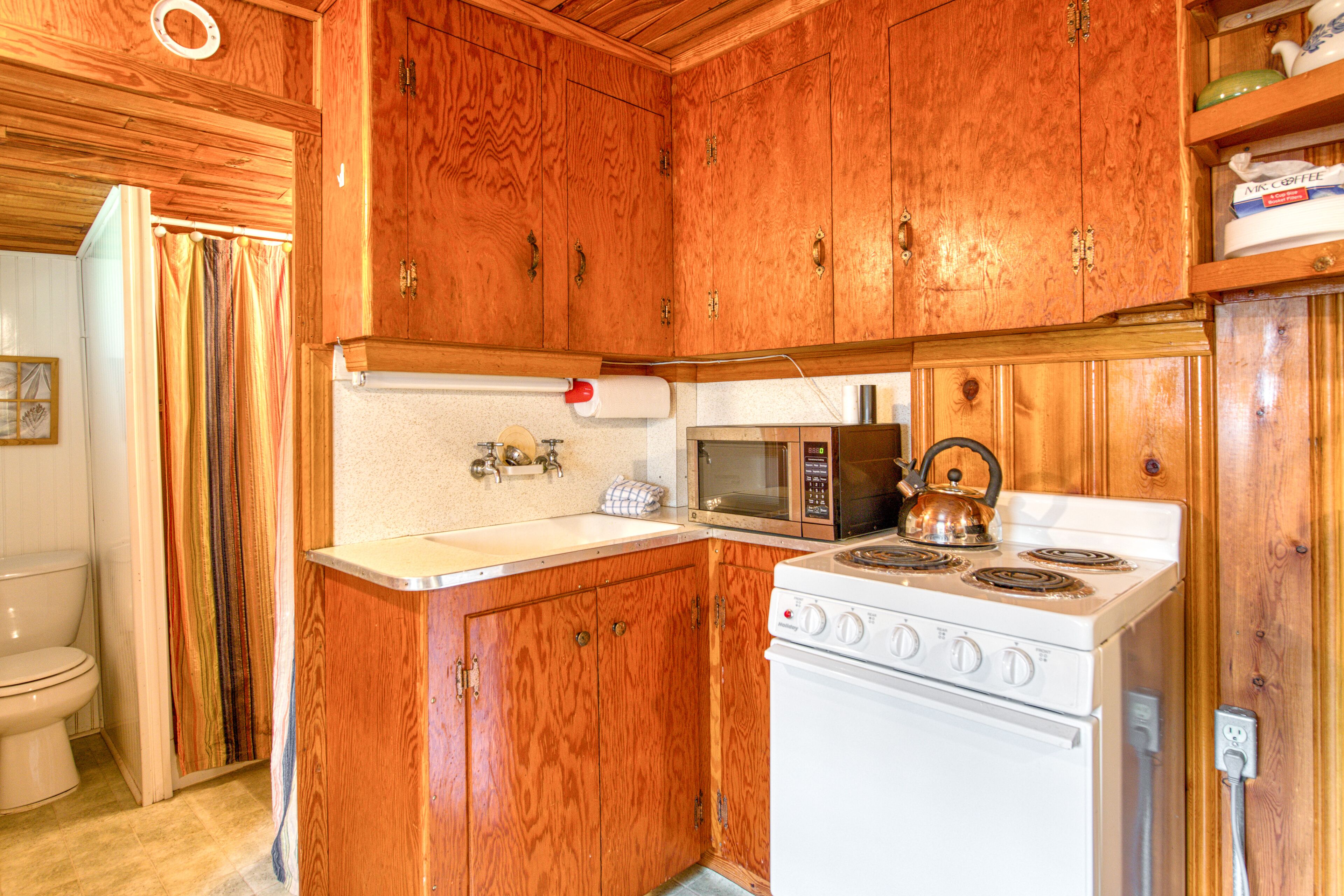 Intimate, dog-friendly getaway with a kitchenette, porch, outdoor pool, & tennis