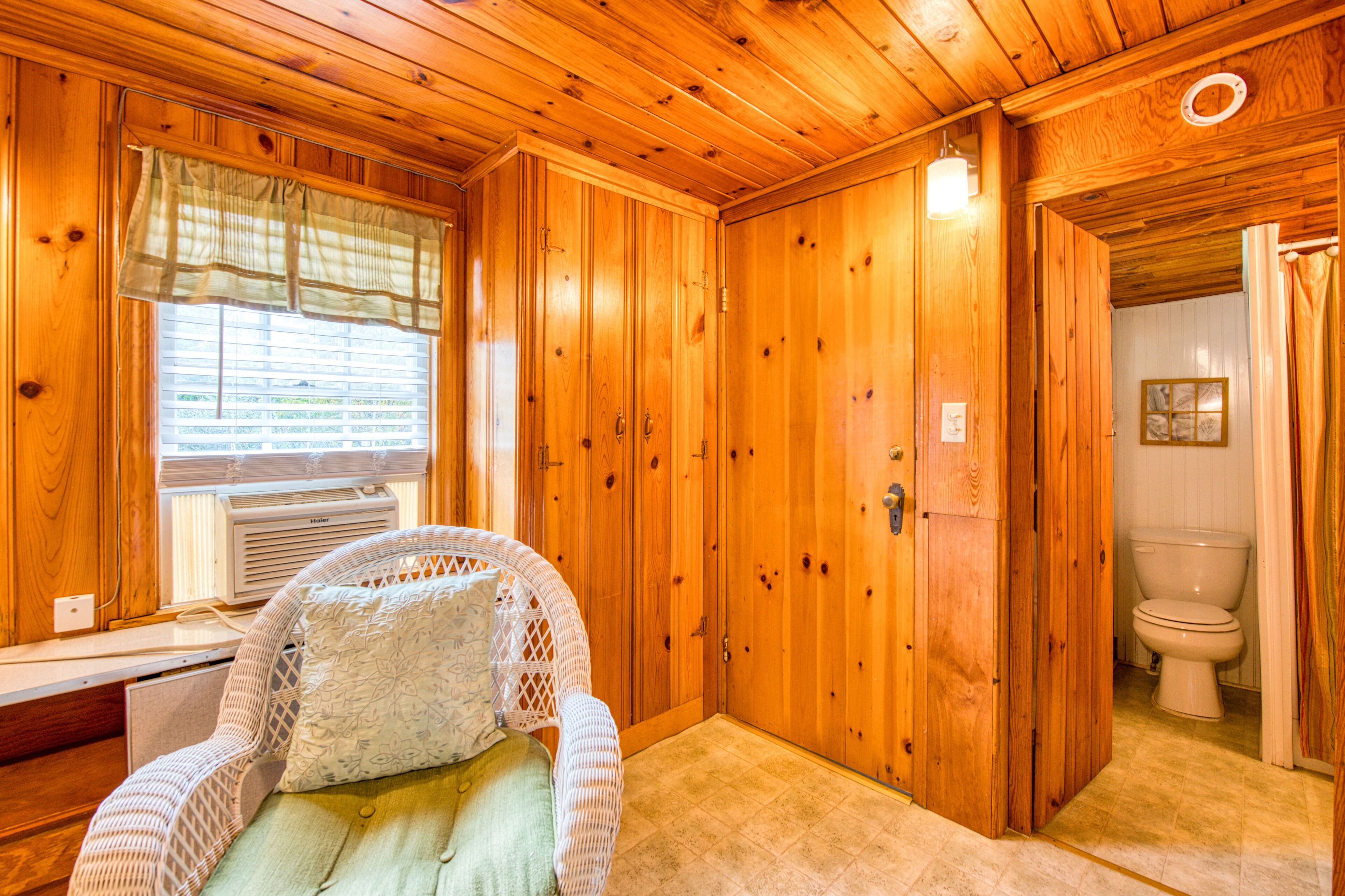 Intimate, dog-friendly getaway with a kitchenette, porch, outdoor pool, & tennis