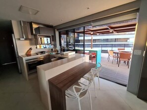 Geladeira, micro-ondas, fogão, cooktop