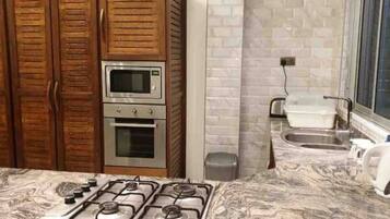 Réfrigérateur, micro-ondes, four, plaque de cuisson