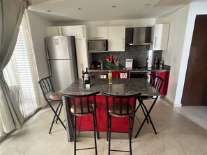 Refrigerador, microondas, cafetera/tetera, tostadora