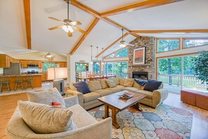 Fernseher, Kamin, DVD-Player, Tischfußball