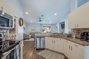 Refrigerador, microondas, horno, placa de cocina