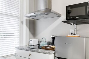 Refrigerador, microondas, parrilla de estufa y cafetera y tetera 