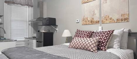 1 habitación, escritorio, tabla de planchar con plancha y cuna de viaje