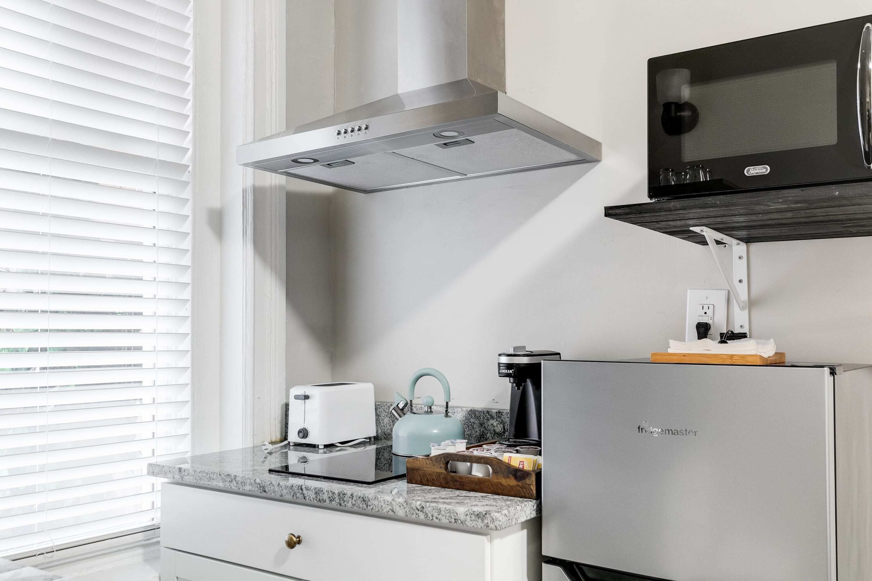 Réfrigérateur, micro-ondes, plaque de cuisson, cafetière/bouilloire