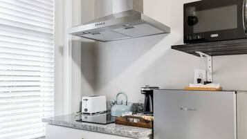 Refrigerador, microondas, parrilla de estufa y cafetera y tetera