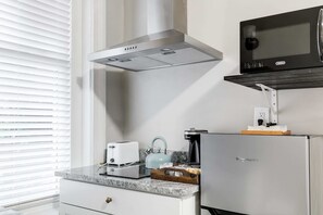 冷蔵庫、電子レンジ、コンロ、コーヒー / ティーメーカー