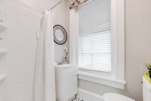 Regadera, secadora de cabello, toallas, shampoo 