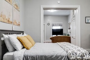 1 habitación, escritorio, tabla de planchar con plancha y wifi 