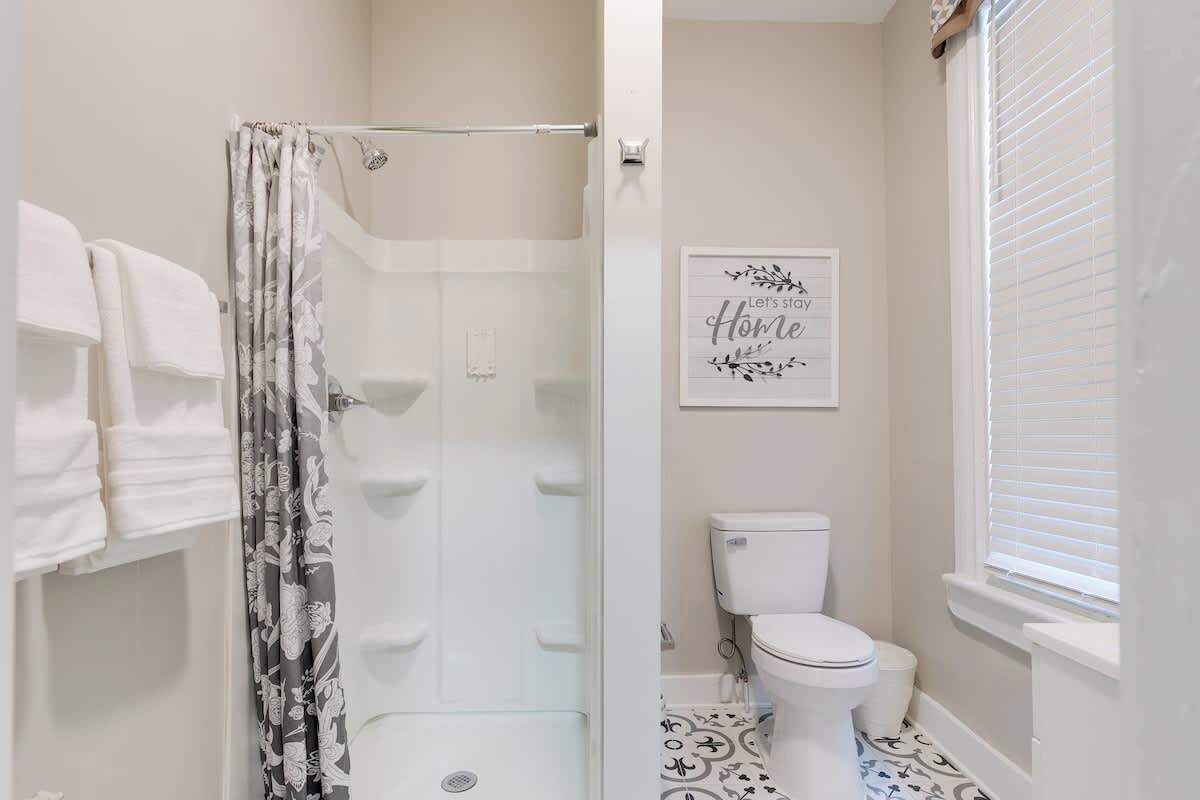 Douche, articles de toilette gratuits, sèche-cheveux