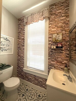 淋浴设施、免费洗浴用品、吹风机、毛巾