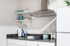 Réfrigérateur, micro-ondes, four, plaque de cuisson