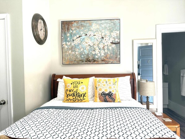 1 habitación, escritorio, tabla de planchar con plancha y cuna de viaje 