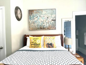 1 quarto, escrivaninha, ferros/tábuas de passar roupa, berço de viagem