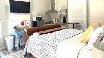 1 habitación, escritorio, tabla de planchar con plancha y cuna de viaje