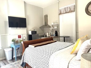 1 dormitorio, escritorio, tabla de planchar con plancha y cuna de viaje