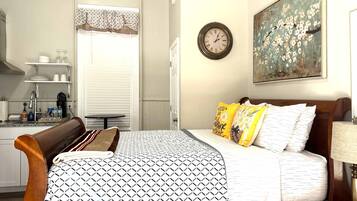 1 Schlafzimmer, Schreibtisch, Bügeleisen/Bügelbrett, Reisekinderbett