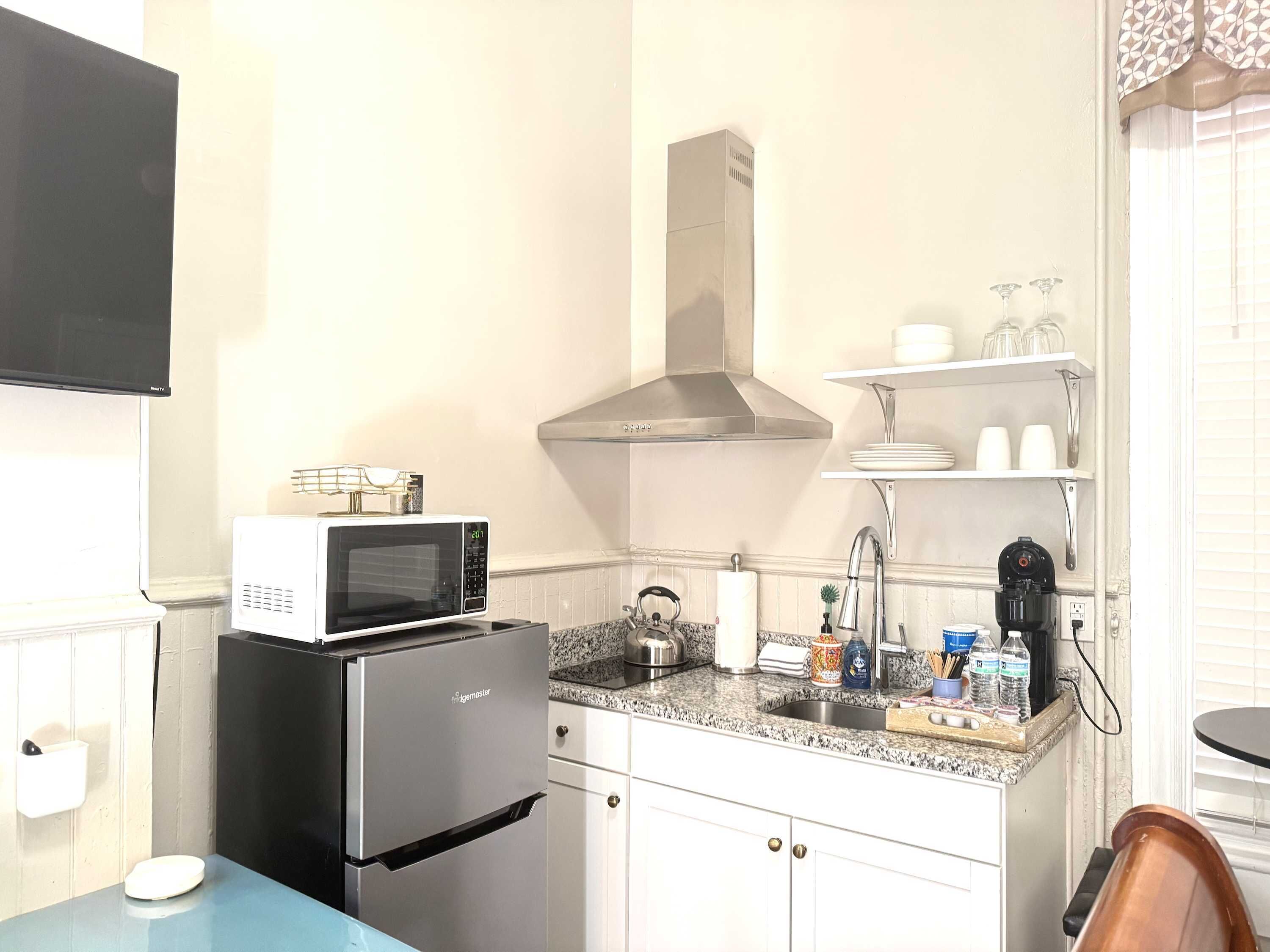 Kjøleskap, mikrobølgeovn, kokeplater og kaffetrakter/tekoker