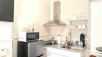 Frigorífico, microondas, placa de cocina y cafetera o tetera