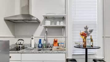 Refrigerador, microondas, parrilla de estufa y cafetera y tetera
