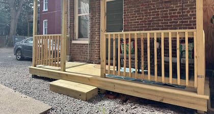 Cozy nest/private porch/museums/free parking