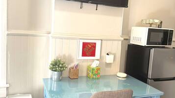 Réfrigérateur, micro-ondes, plaque de cuisson, cafetière/bouilloire