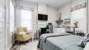 1 habitación, escritorio, tabla de planchar con plancha y cuna de viaje
