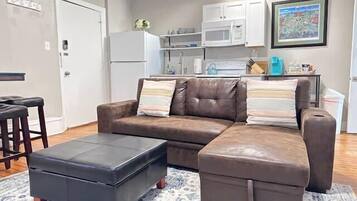 Una televisión, una oficina