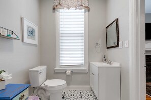 Dusche, kostenlose Toilettenartikel, Haartrockner, Handtücher