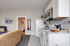 Refrigerador, microondas, horno y parrilla de estufa 