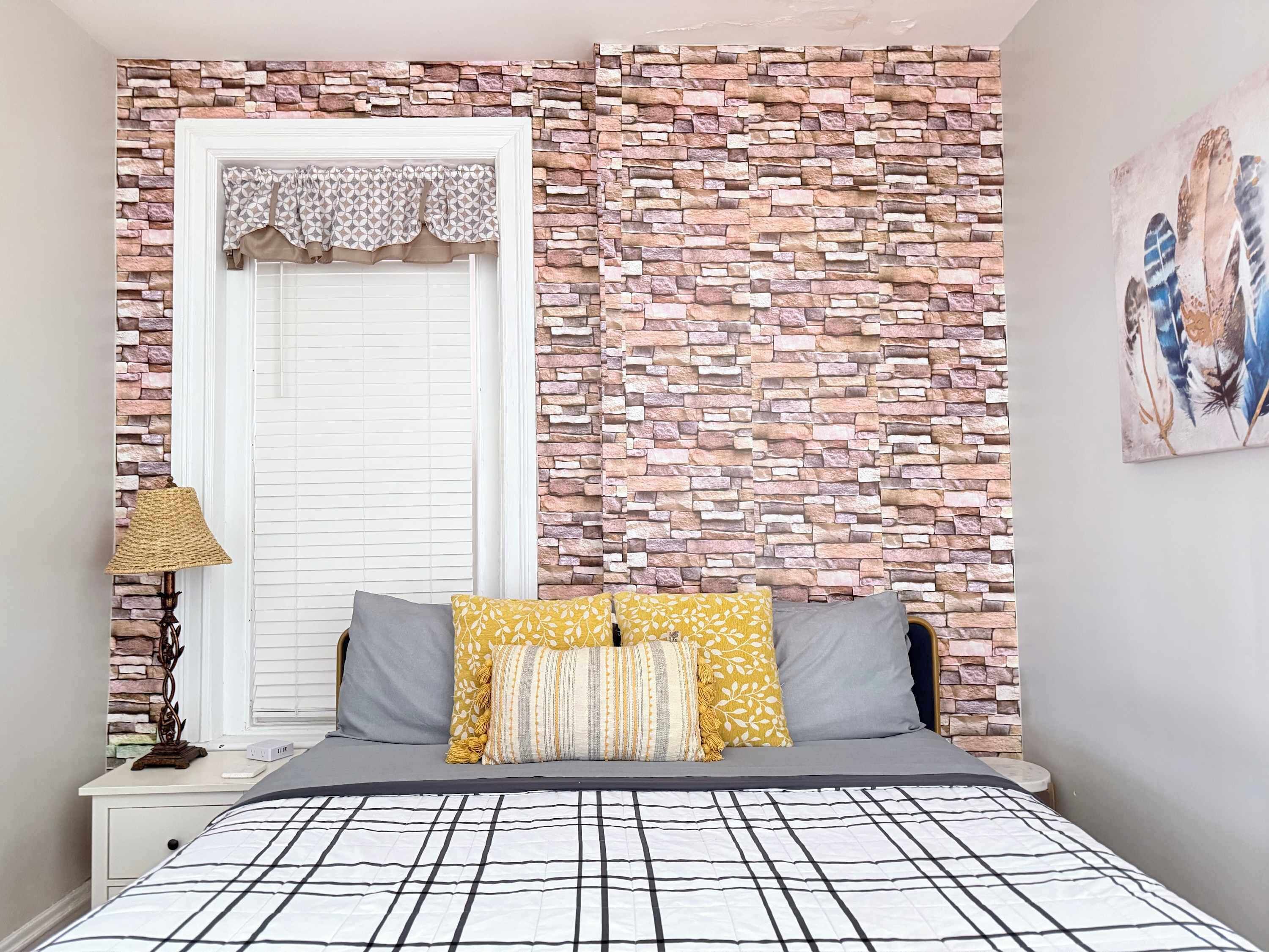 1 slaapkamer, een bureau, een strijkplank/strijkijzer, reisbedje