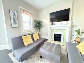 TV, offices - Suite One/King Bed/2TVs/Free Parking & museums (Richmond)