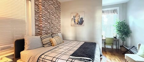 1 chambre, bureau, fer et planche à repasser, lit parapluie