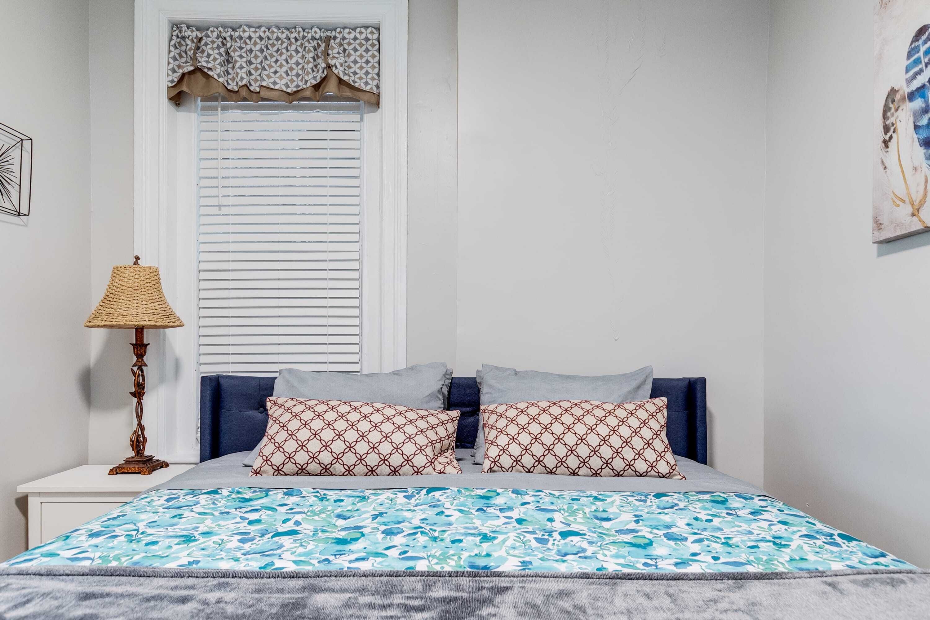 G5 KING BED central location museums FREE PARKING