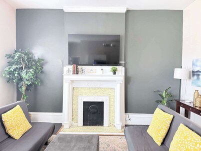 Stylish 1BR Apt w/ King Bed, Free Parking & 1.5 Baths