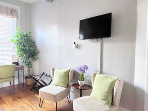 TV, offices - Suite One/King Bed/2TVs/Free Parking & museums (Richmond)