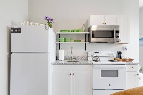 Refrigerador, microondas, horno y parrilla de estufa 