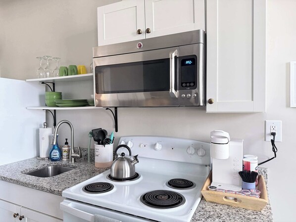 Jääkaappi, mikroaaltouuni, uuni, liesi